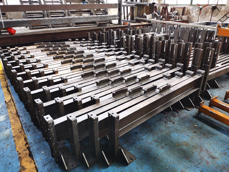 玻璃生產線配套裝備結構件焊接案例